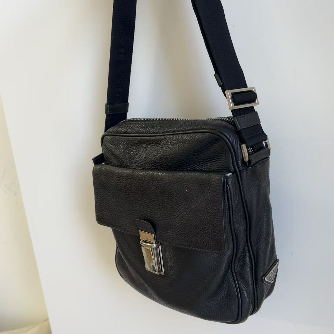 95新 Prada/普拉达 黑色银扣单肩邮差包