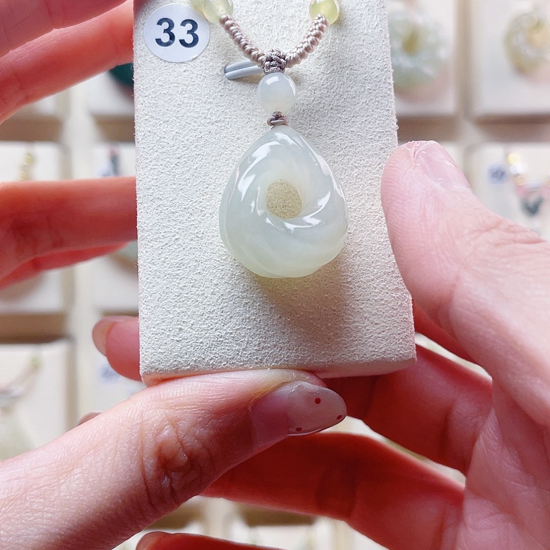 和田玉未镶嵌吊坠(赠链)