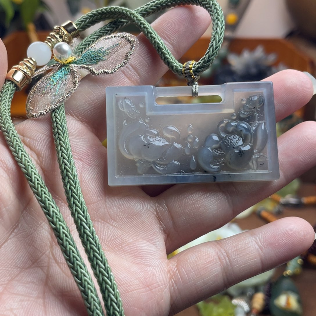蛇纹石玉未镶嵌吊坠