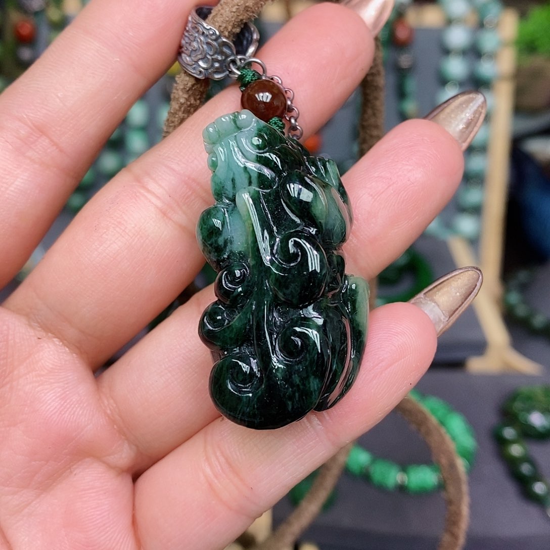 翡翠颈饰未镶嵌漂亮美眉