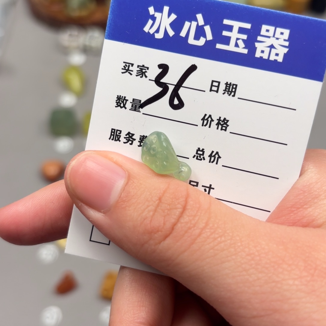 岫玉颈饰未镶嵌金**文