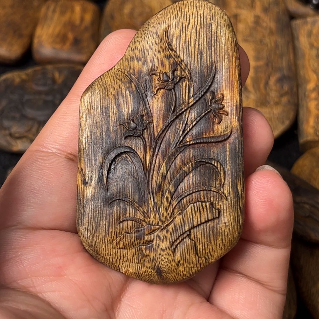 沉香吊坠奇楠沉香原材料无事牌雕刻吊坠一个