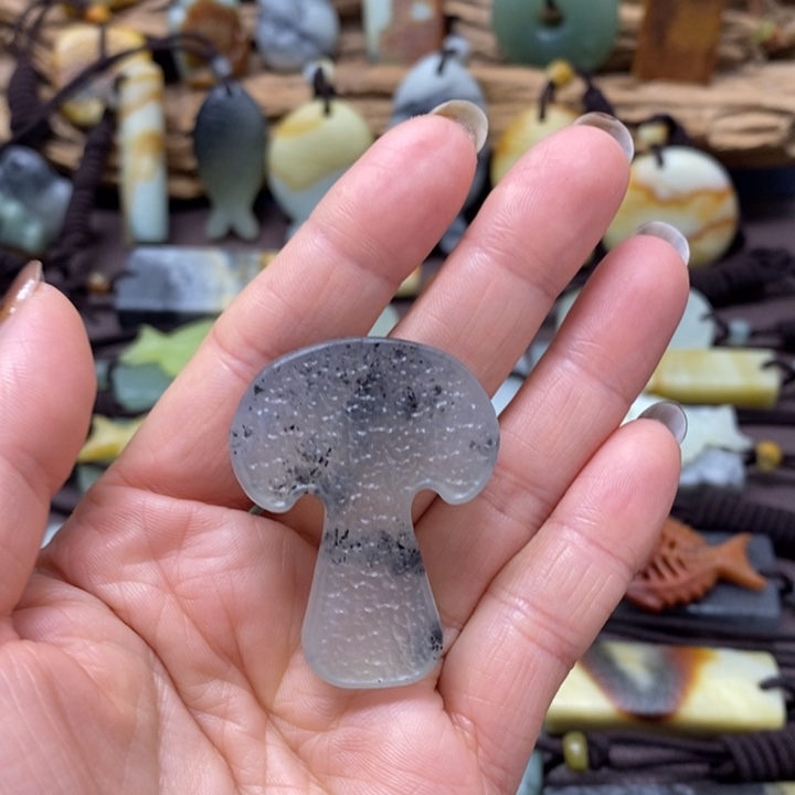 蛇纹石玉未镶嵌颈饰