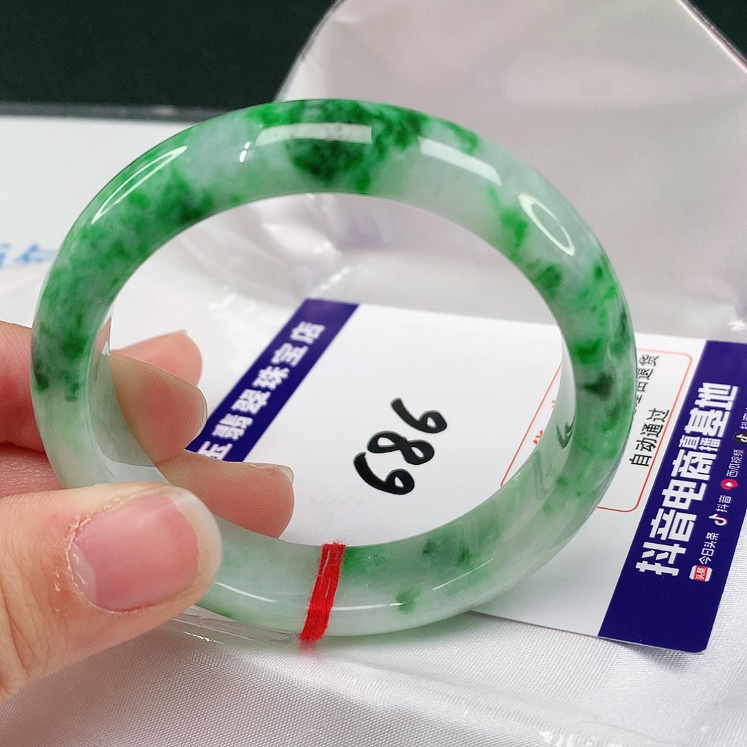 翡翠手镯未镶嵌翡翠