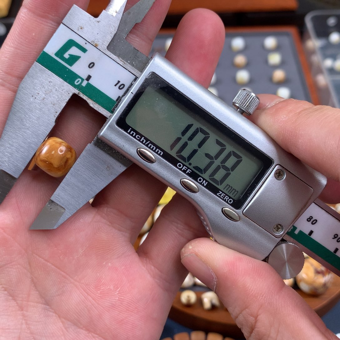 未镶嵌琥珀珠宝奇石