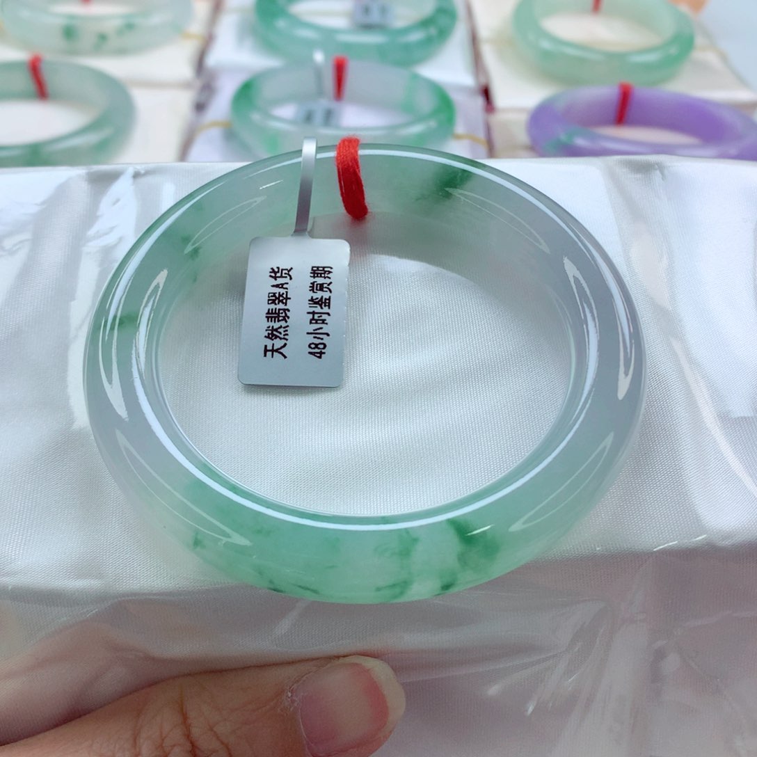 翡翠手镯（圆镯）未镶嵌起胶飘绿花完美A