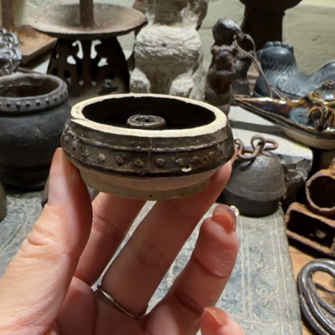 金属小瓷油灯 带乳钉