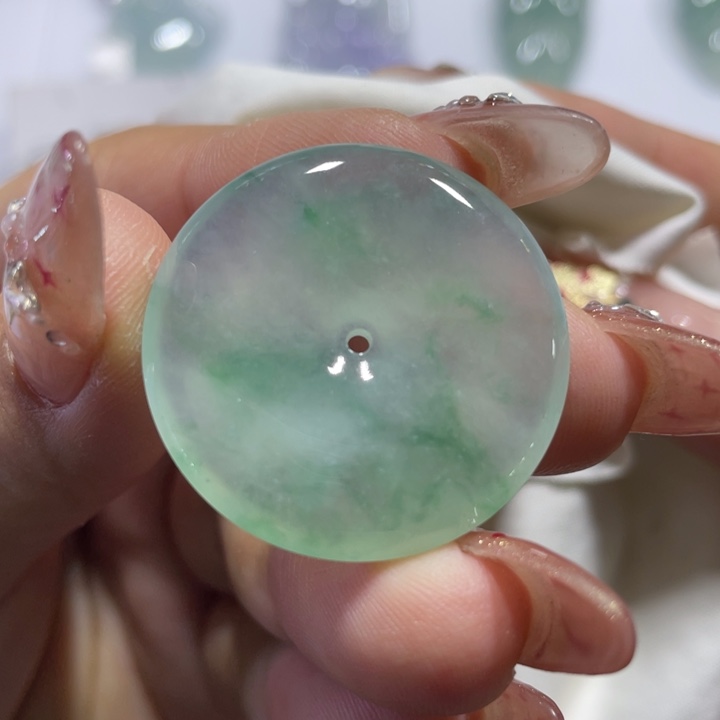 翡翠颈饰未镶嵌平安扣