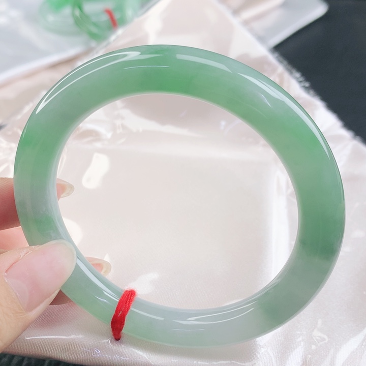 翡翠未镶嵌手镯缅甸58.8冰润果绿渐变美人条