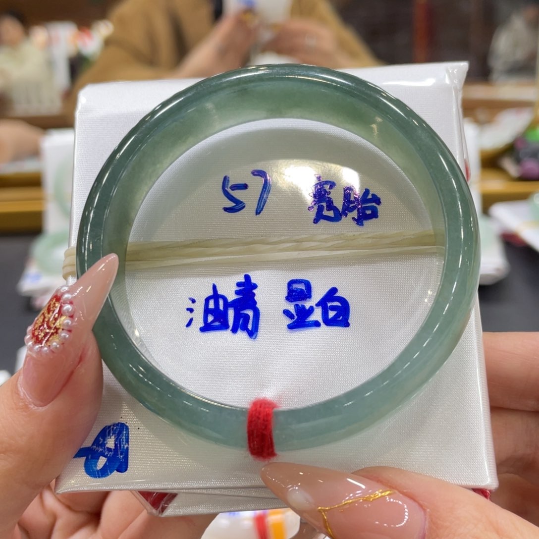 翡翠手镯未镶嵌翡翠