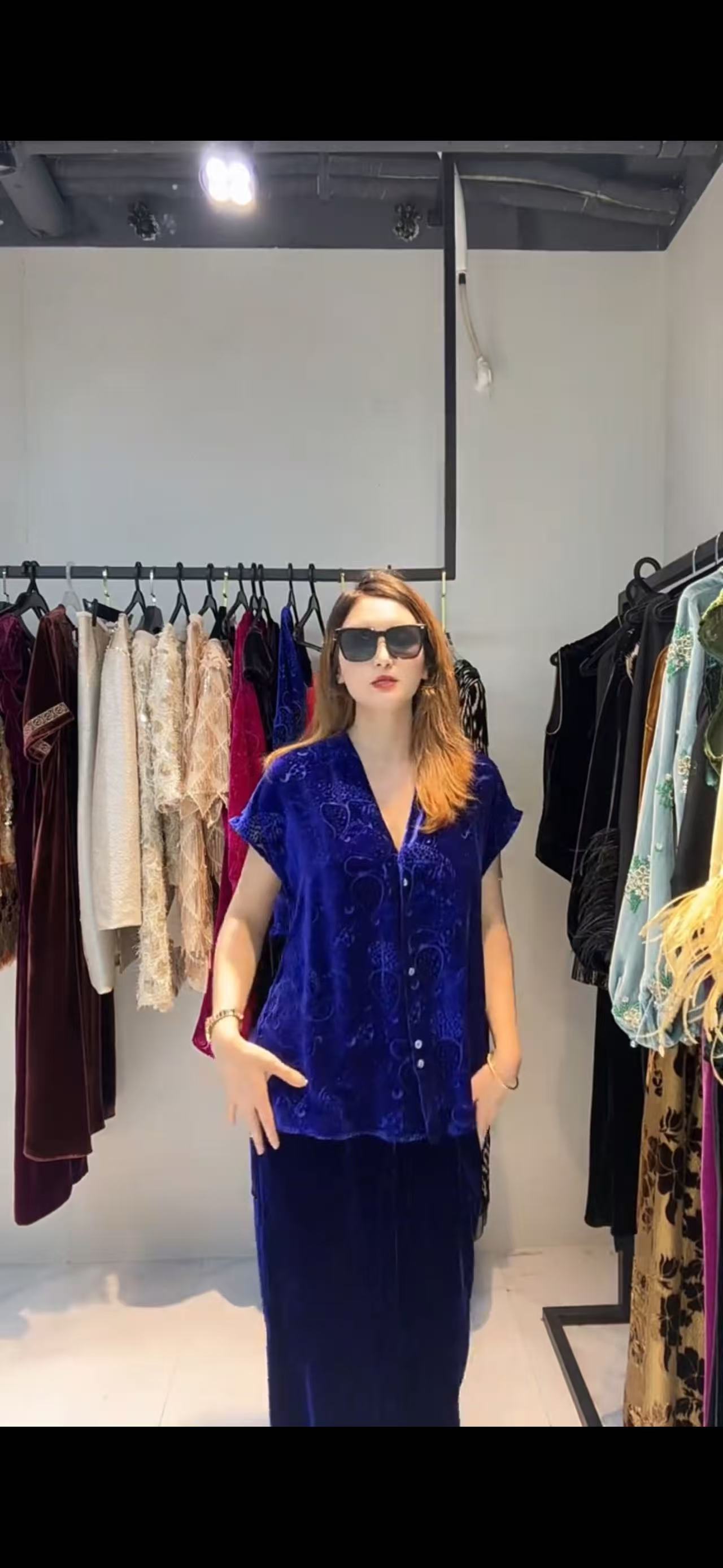 真丝丝绒烧花V领气质上衣款式气质