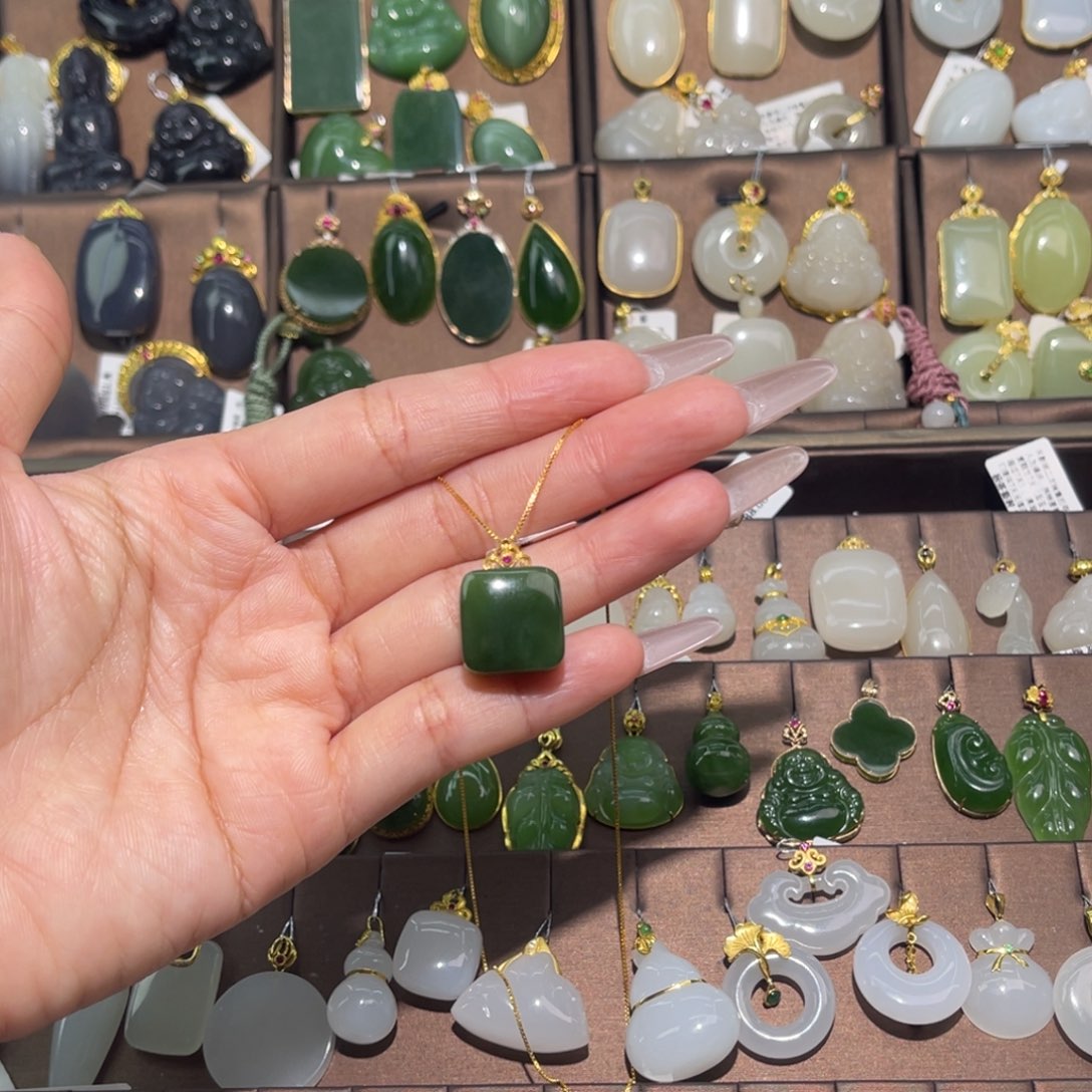 和田玉18K金镶嵌吊坠(赠链)