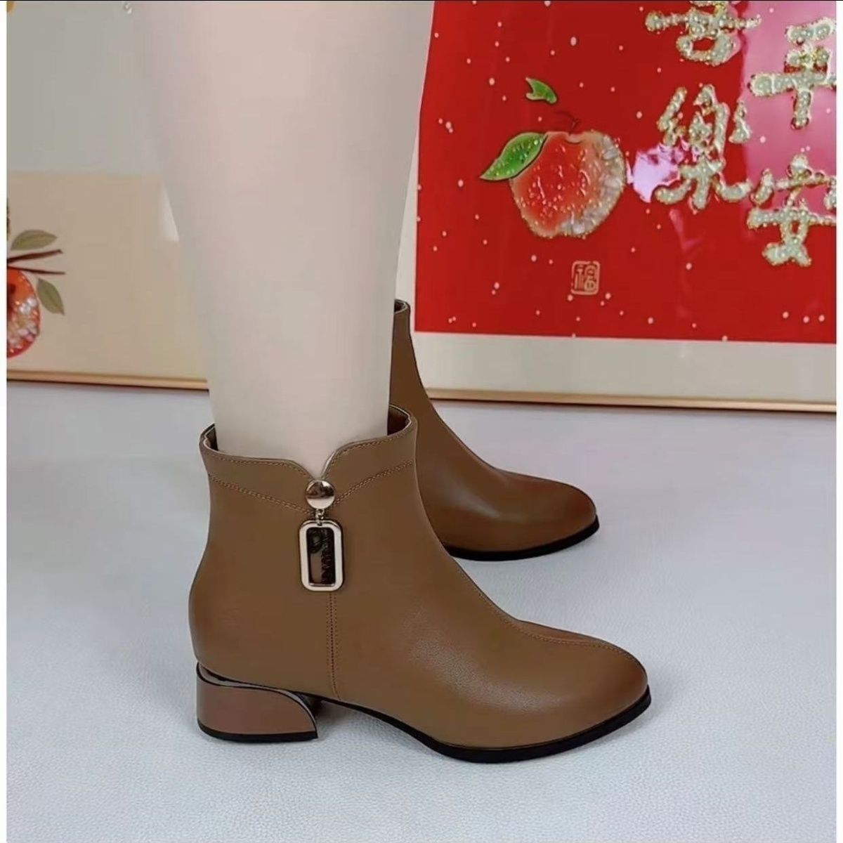 新款女士秋季皮鞋洋气短靴软底秋冬时尚软皮防滑舒适加绒新款马丁