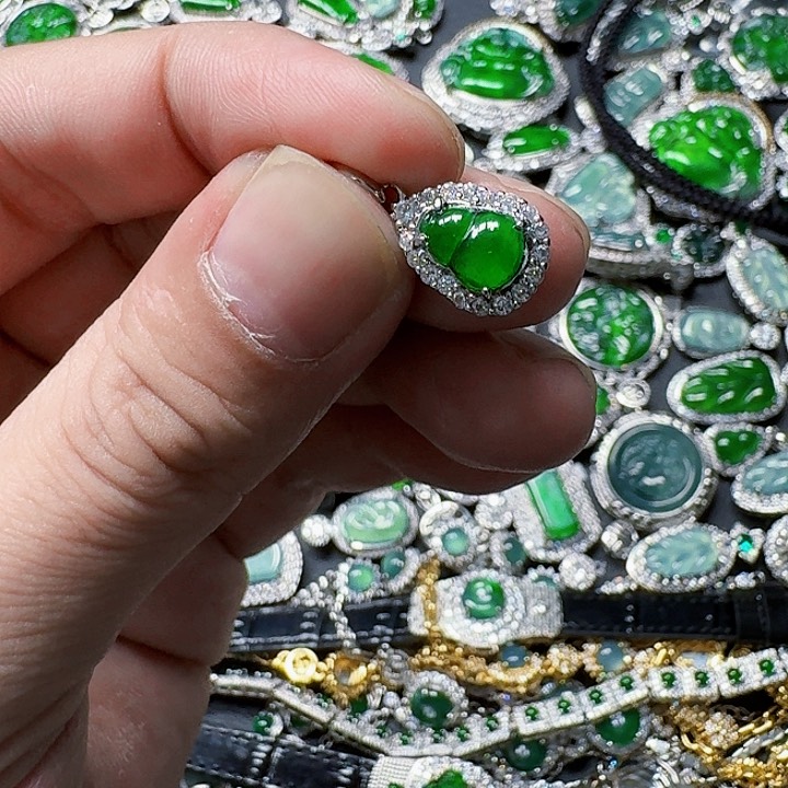 翡翠颈饰未镶嵌天然A货翡翠放漏