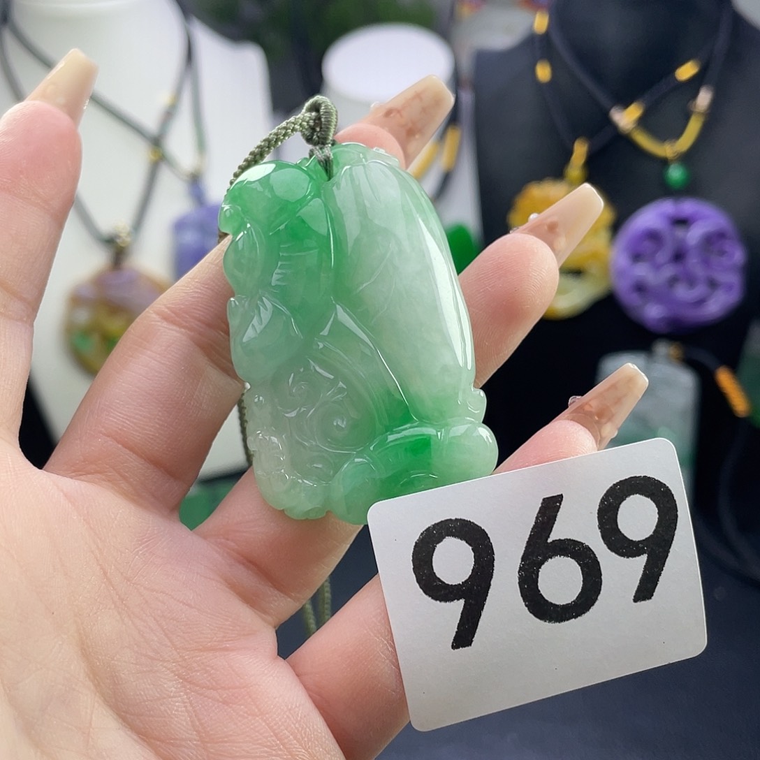 翡翠未镶嵌吊坠(赠链)