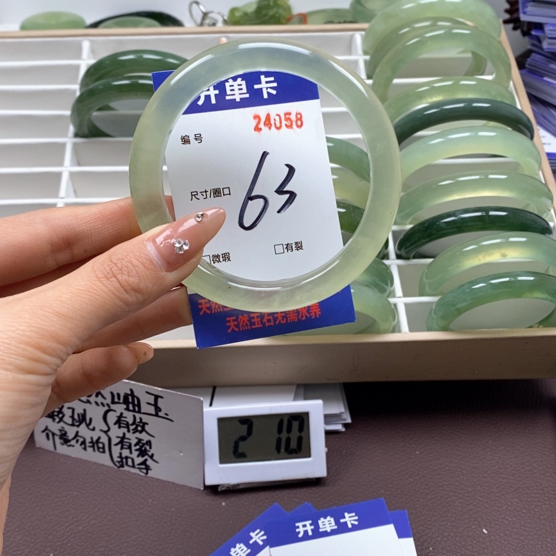 蛇纹石玉手镯未镶嵌