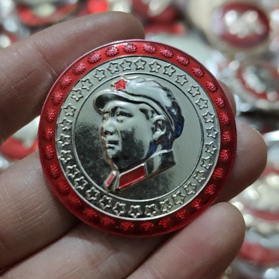 金***人其他普通金属圆形红色人物像章