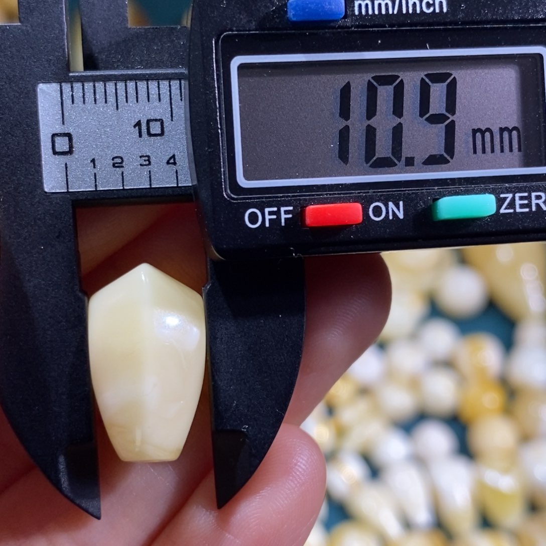 蜜蜡裸石未镶嵌配饰