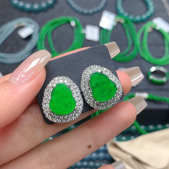 翡翠颈饰未镶嵌。。。