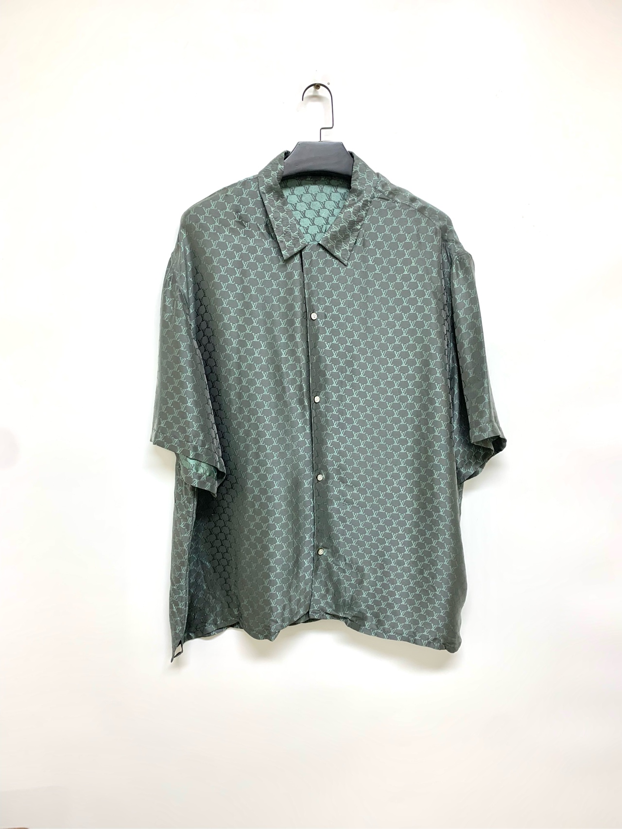 99新  【 Lv】菲董联名 满印logo提花古巴领短袖衬衫/5L/Y11515647