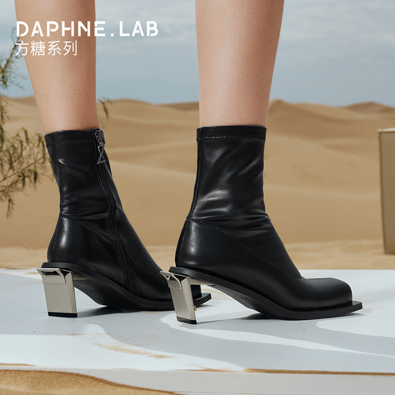 DAPHNE LAB达芙妮方糖金属高跟弹力短靴2024新款复古潮流极简高跟