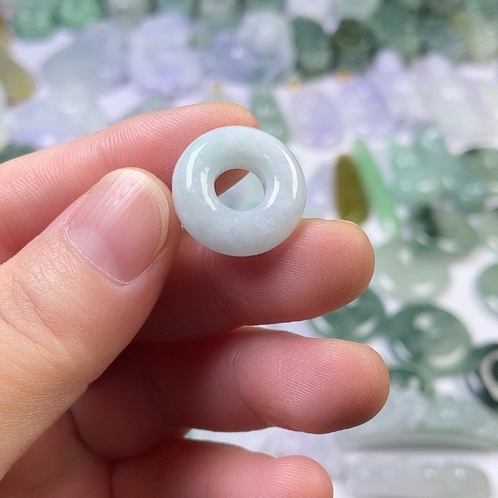 芒***果翡翠未镶嵌颈饰甜甜圈