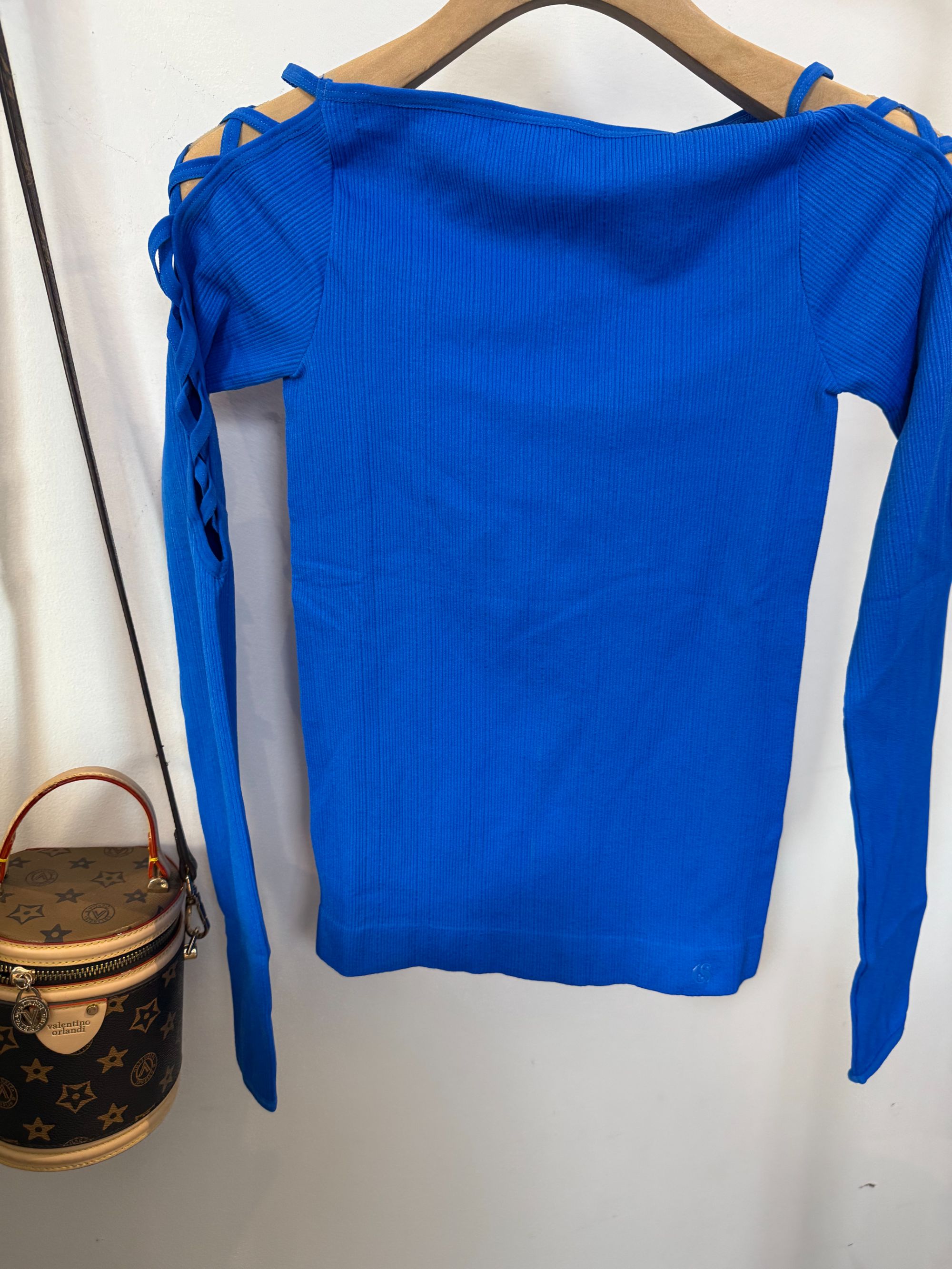 露肩小设计紧身运动上衣1297