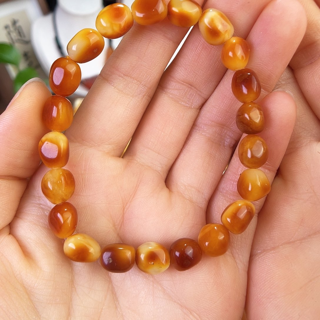 琥珀珠宝奇石未镶嵌。