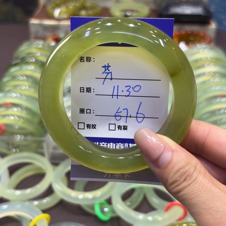 芬***姐岫玉未镶嵌手镯天然