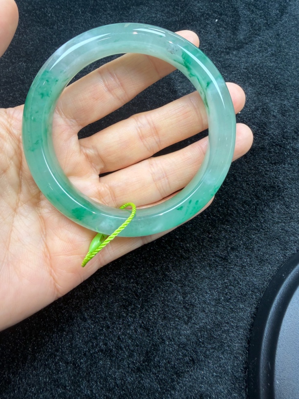 天然翠飘花冰种浅绿玉镯女款冰透玉石贵妃镯