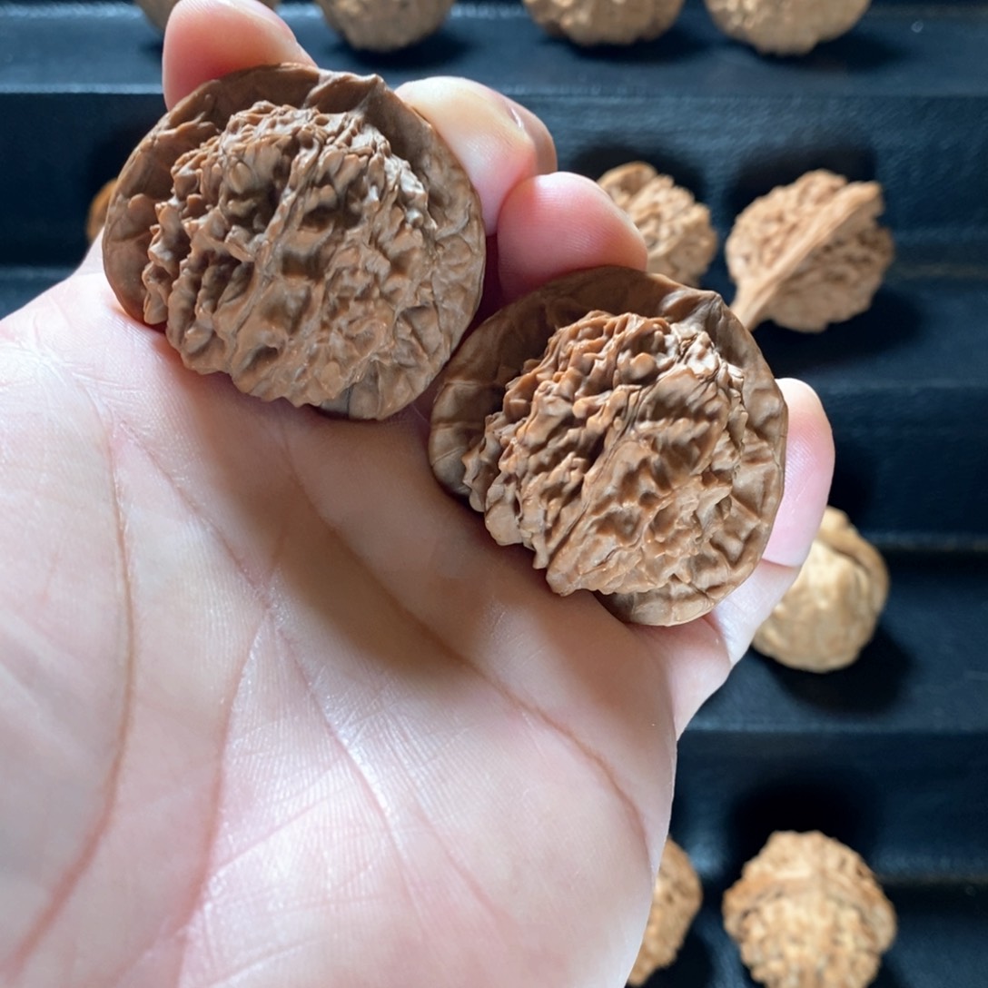 桃核把件野生原树血滴子42