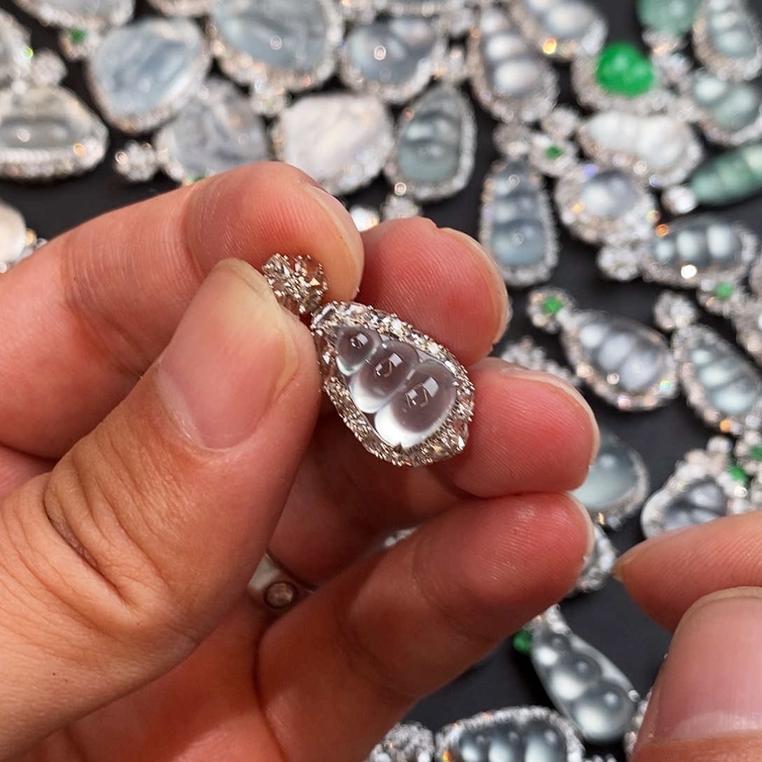 翡翠18K金镶嵌颈饰