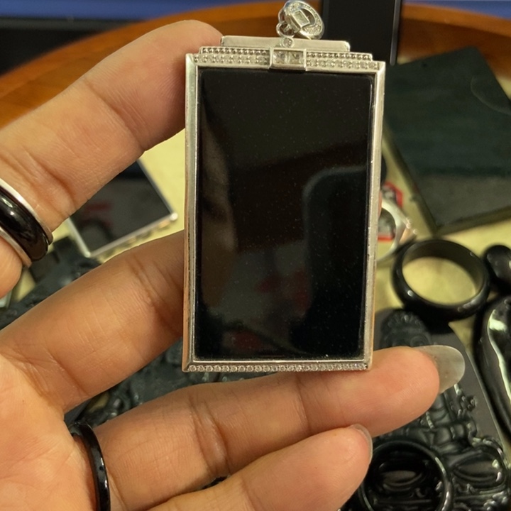 翡翠颈饰未镶嵌悠****孩墨翠