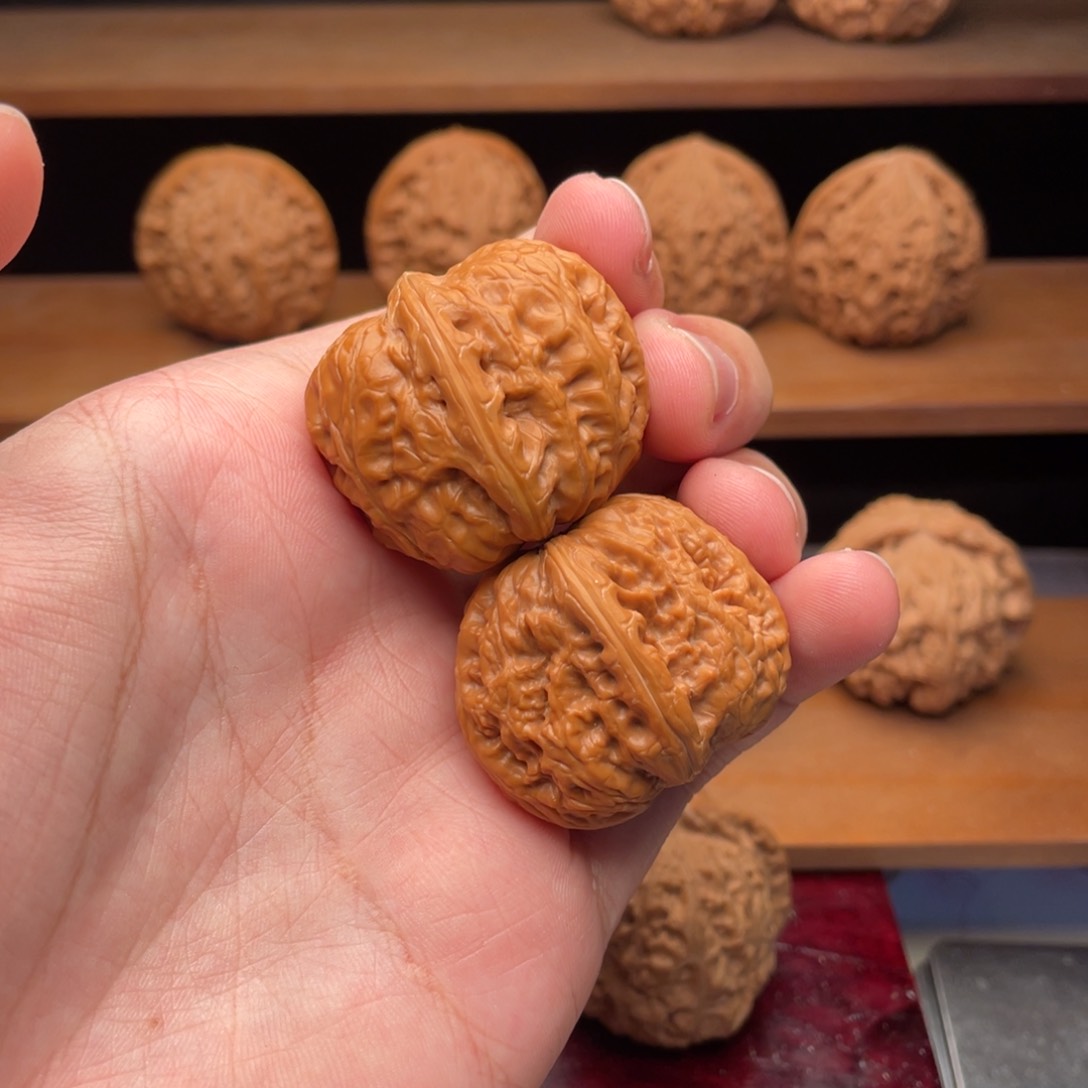 文玩核桃把件36山地红皮平谷元宝