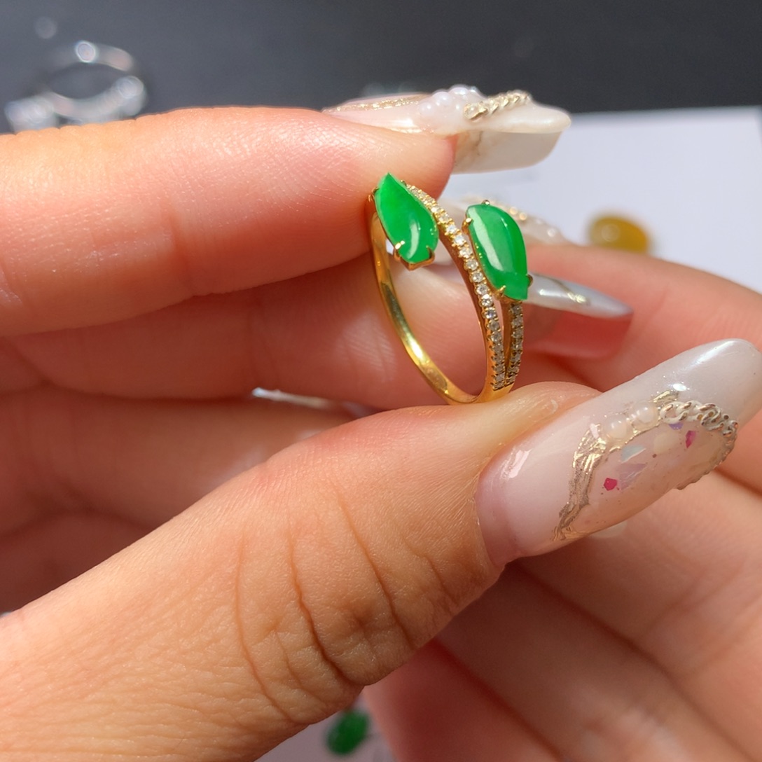 翡翠18K金镶嵌颈饰翡翠