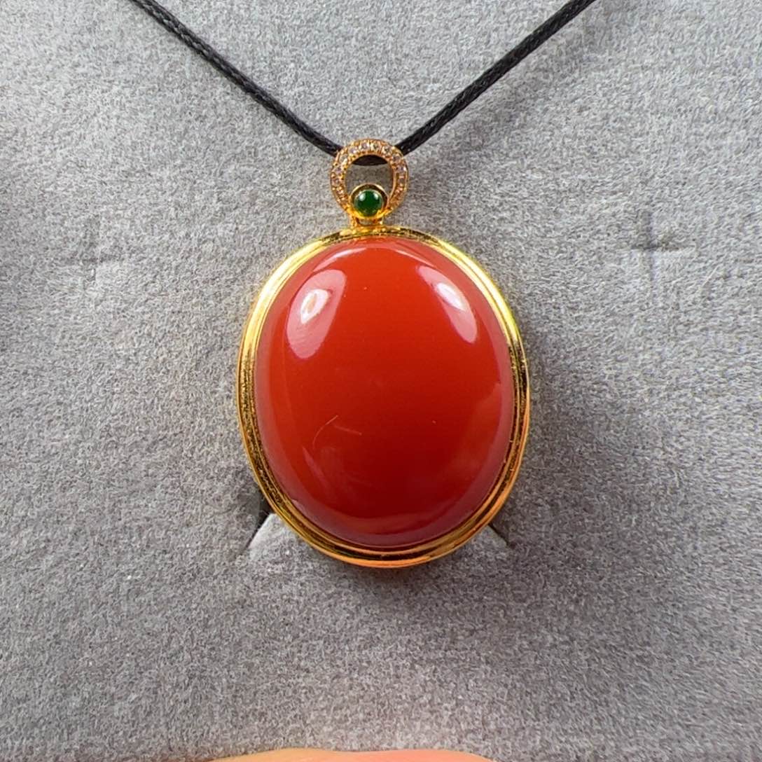 18K金镶嵌吊坠南红玛瑙