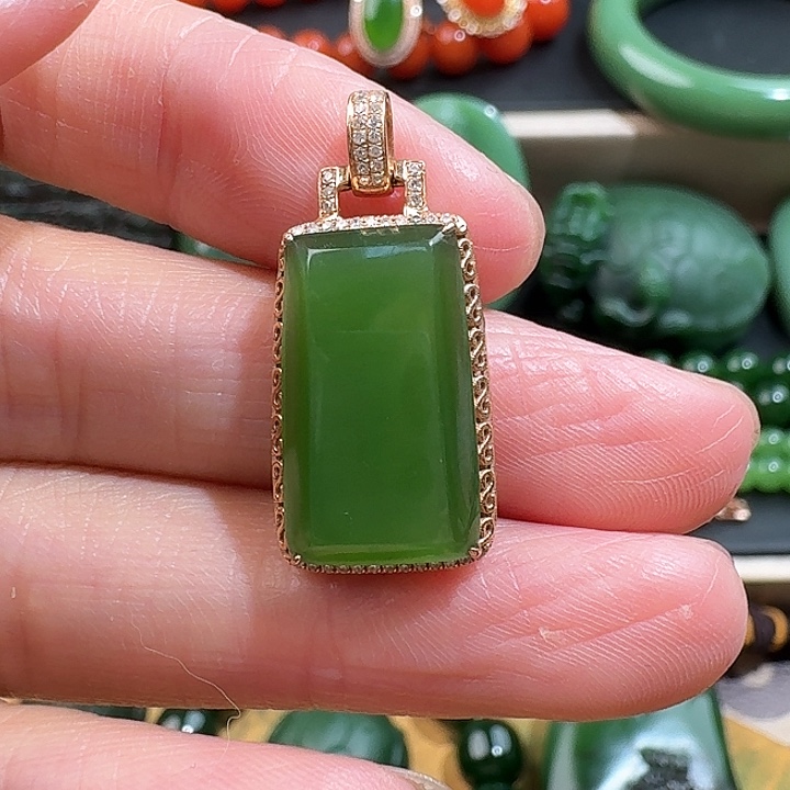 和田玉（碧玉）18K金镶嵌颈饰俄罗斯碧玉乌兰海果绿