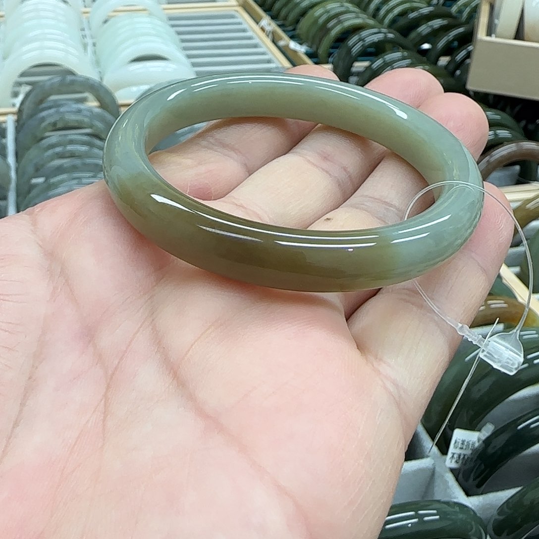 和田玉手镯未镶嵌?****