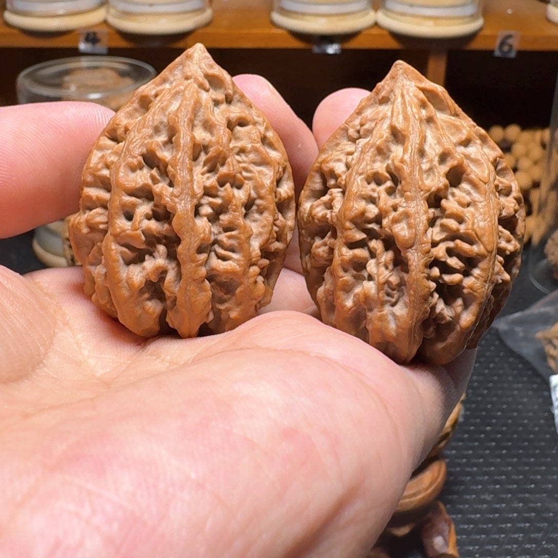 文玩核桃把件40克红皮白山塔8年老果