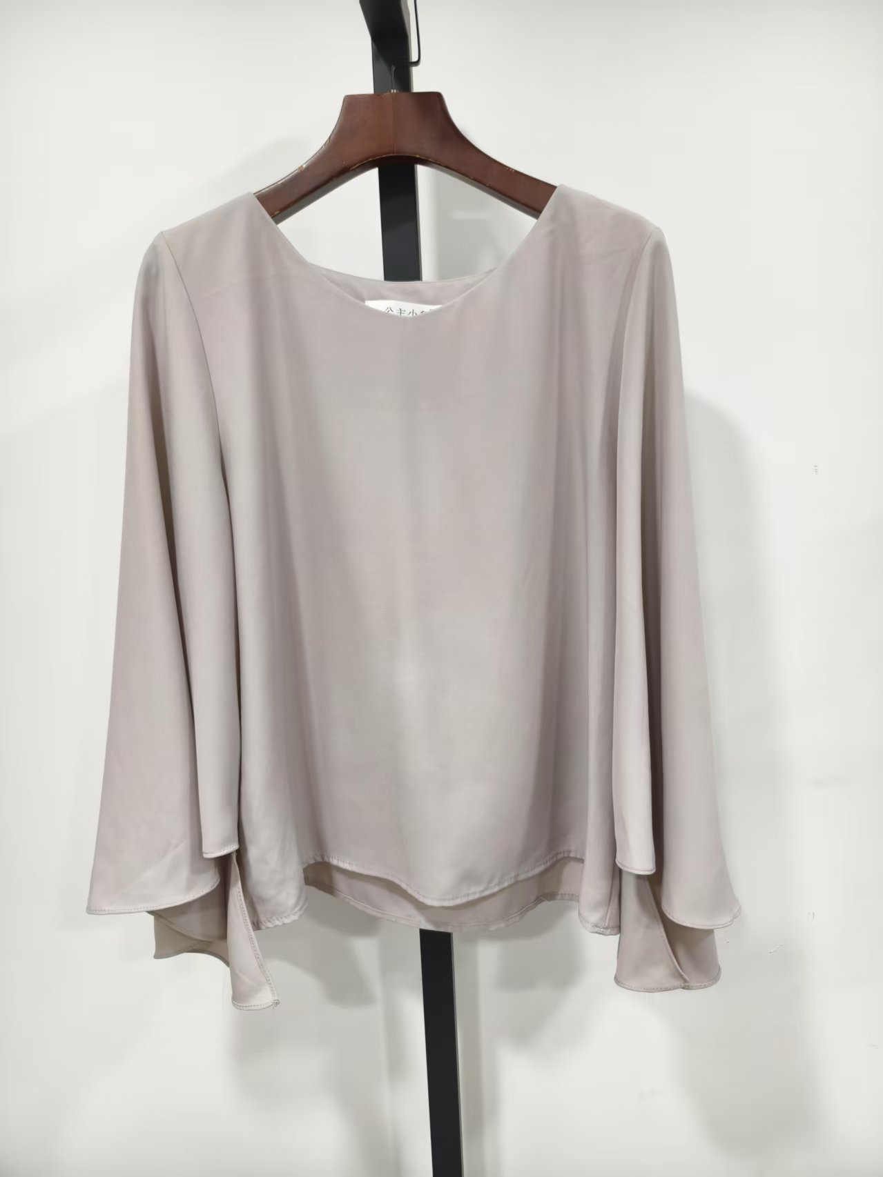 62 圆领喇叭不规则袖上衣 默认微瑕 无运费险