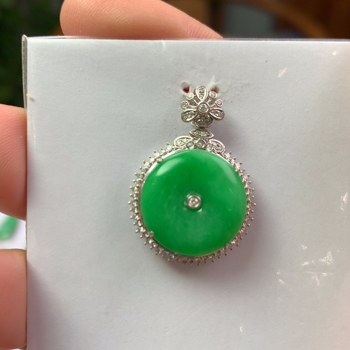 翡翠18K金镶嵌颈饰翡翠吊坠