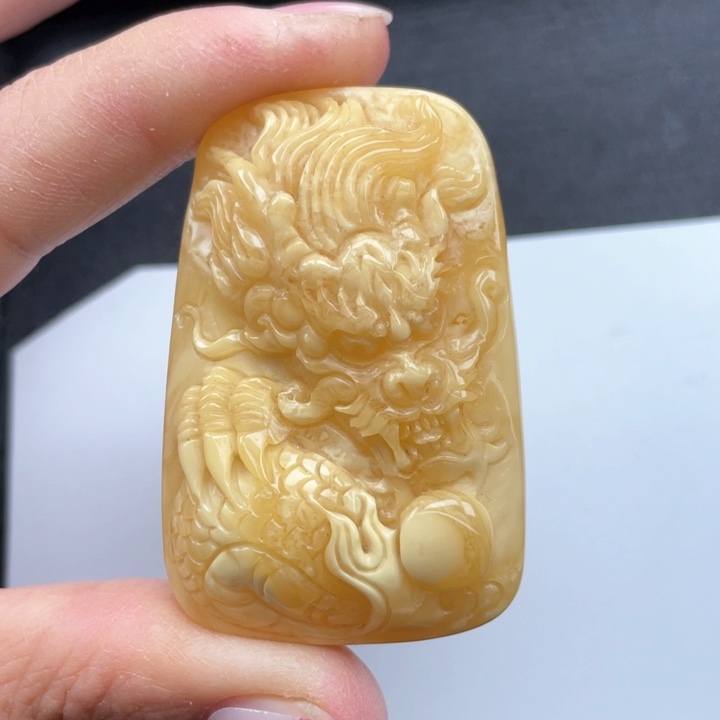 蜜蜡裸石未镶嵌蜜蜡龙吊坠重25.3克