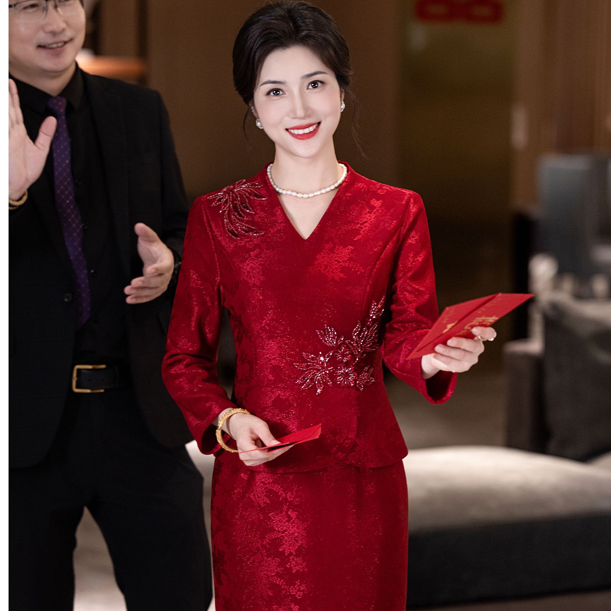 红色新中式喜婆婆婚宴装旗袍2025新款十月妈妈结婚礼服长袖假两件