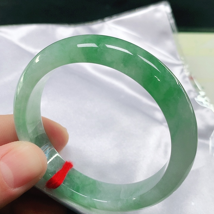 翡翠手镯未镶嵌翡翠手镯未镶嵌