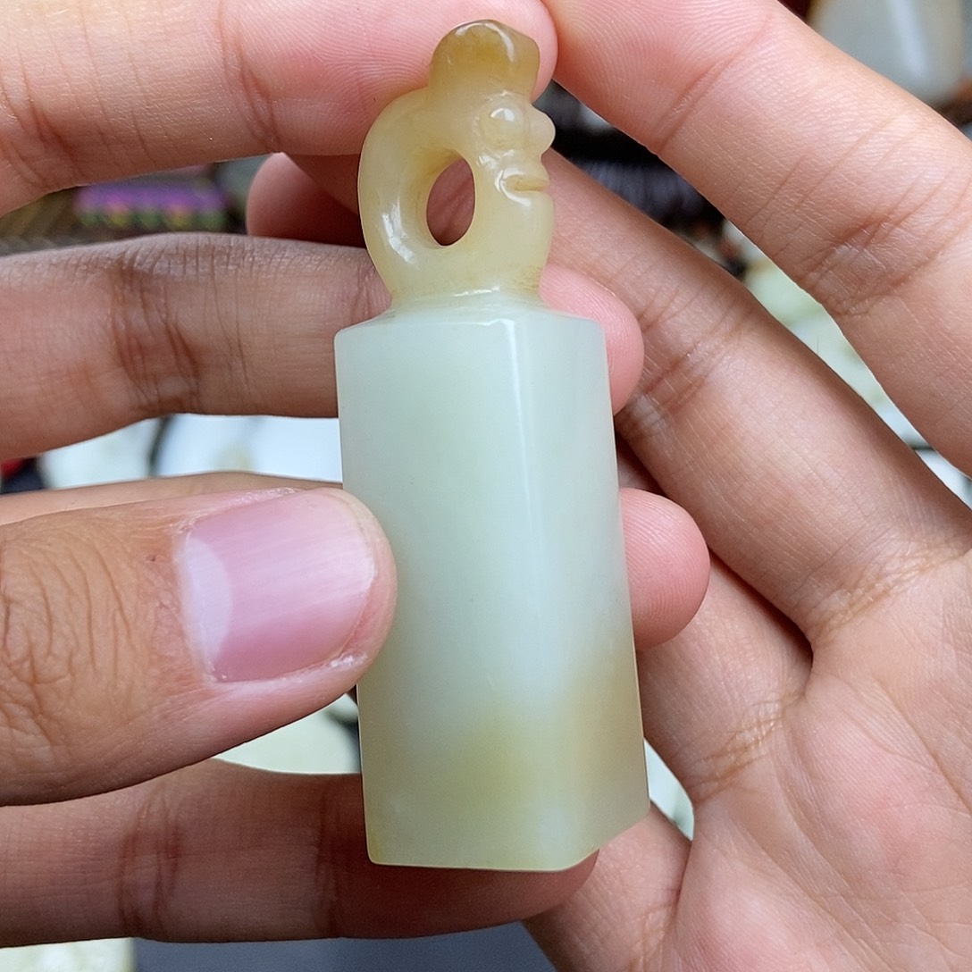 和田玉未镶嵌把件