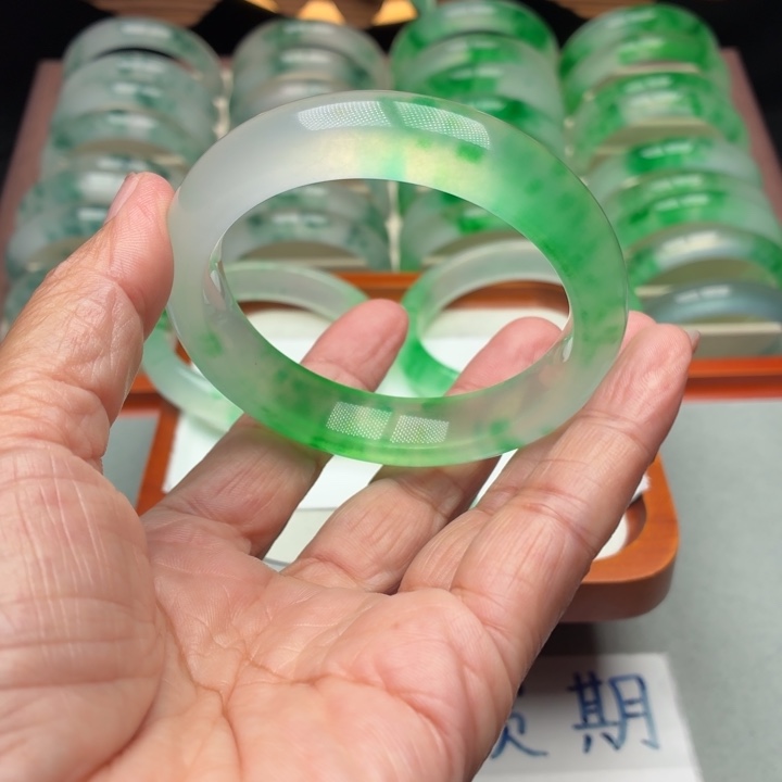 看***穿石英质玉未镶嵌手镯