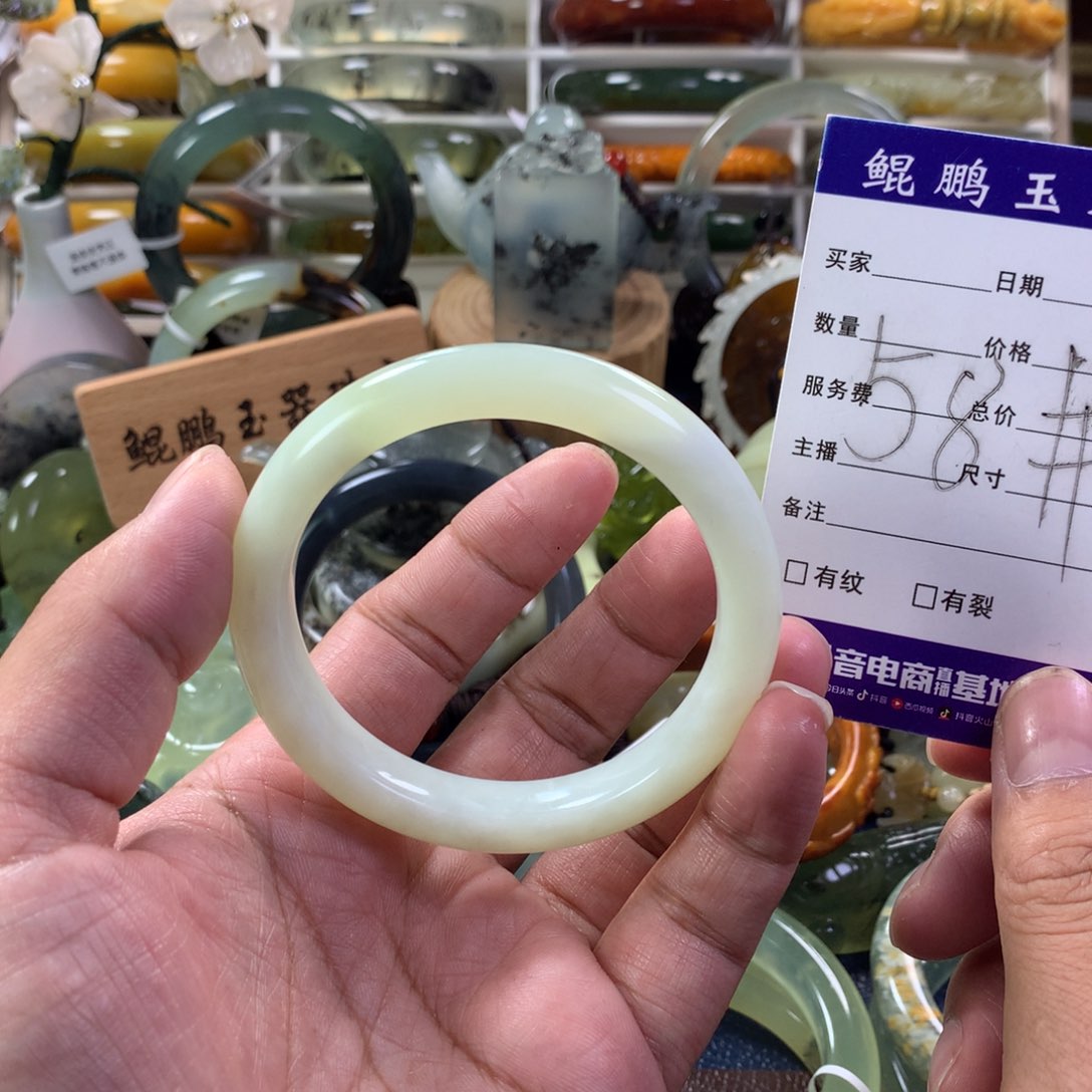 蛇纹石玉手镯未镶嵌
