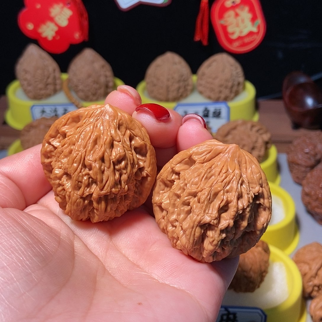 文玩核桃吊坠虎头