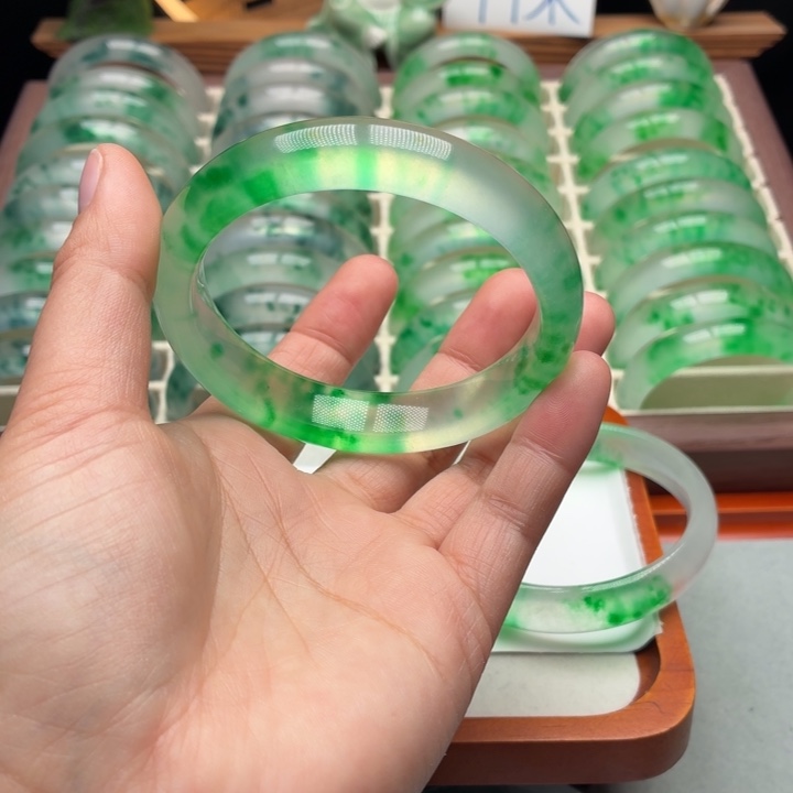 *****石英质玉未镶嵌手镯