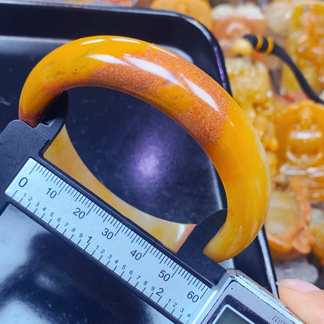 未镶嵌石英质玉（黄龙玉）颈饰